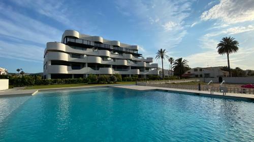 Modern Luxury 3-bed Apartment Front Beach Line