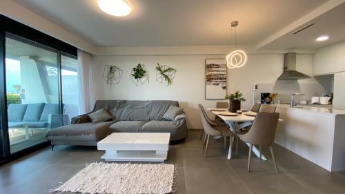 Modern Luxury 3-bed Apartment Front Beach Line
