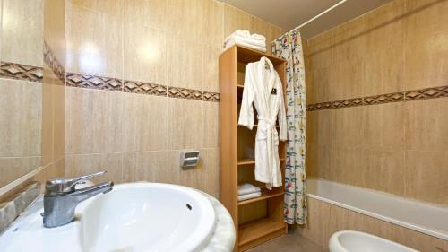 Comfortable 2-bedroom Apartment Near The Beach