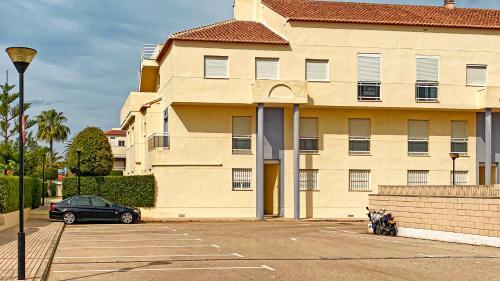 Comfortable 2-bedroom Apartment Near The Beach