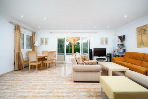 Charming 3-bed Villa In Denia First Beach Line