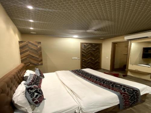 Capital O 80743 Hotel Dollar 98
