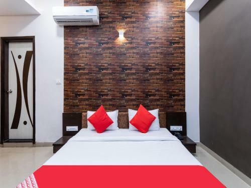 Oyo 82152 Hotel Golden Peak