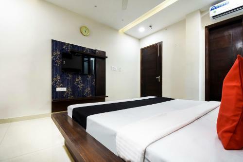 Capital O 60496 Hotel Avera