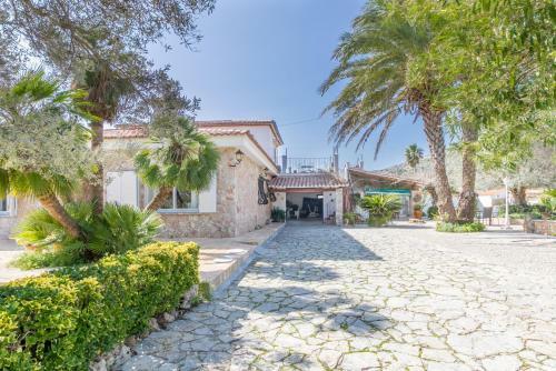 Villa With Pool Walking Distance To The Beach (malondra)