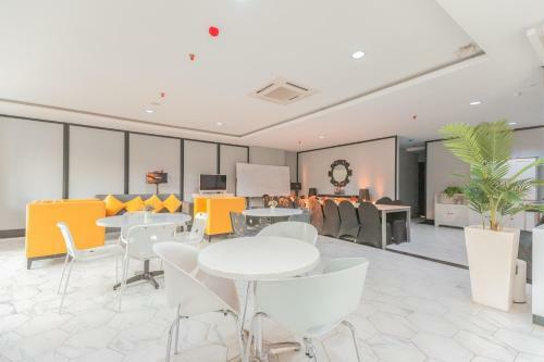 Hotel Vaccinated Staff - Oyo Flagship 750 Mont Blanc