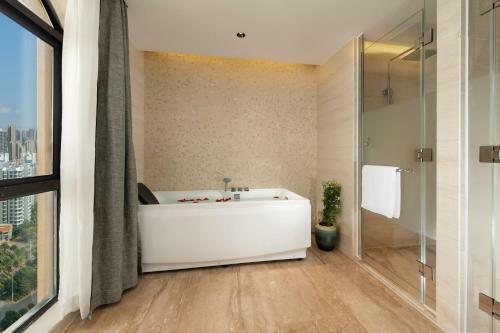 Hotel Park Inn Beihai Yintan Wanda Plaza
