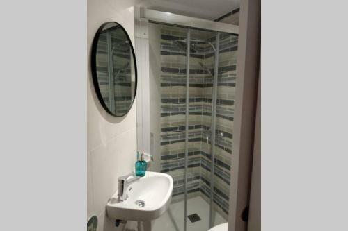 M2 Cool Apartment Next To Metro. 15m To Center