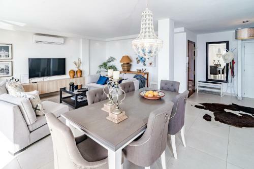 Cp - Modern Beachside Apartment In Estepona