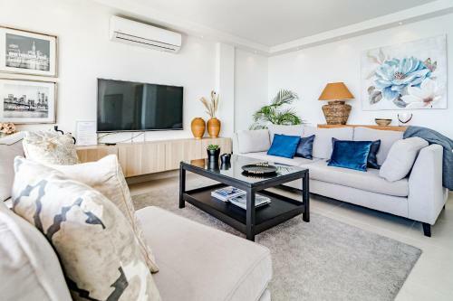 Cp - Modern Beachside Apartment In Estepona