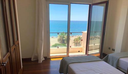 Apartamento Atico-duplex Primera Linea De Playa En El Centro De Estepona