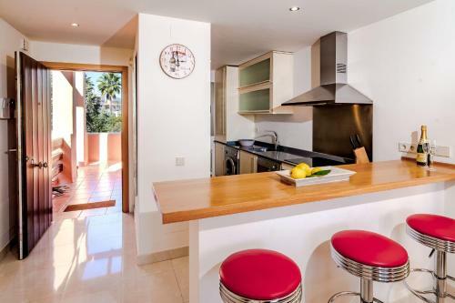 Seaview Luxury Penthouse Apartment 24 Hour Security And Underground Parking