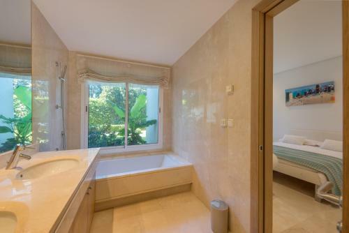 Apartamento Alcazaba Beach, Beach Front Complex In Estepona