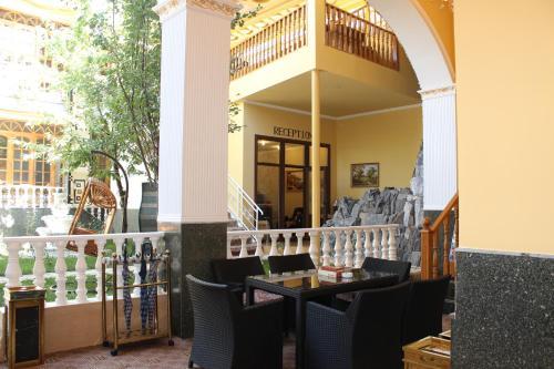 Hostal Atlas B&B Guest House