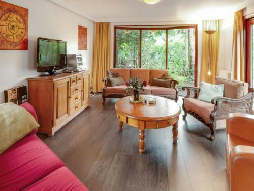 Beautiful Chalet With Swimming Pool In Stegeren