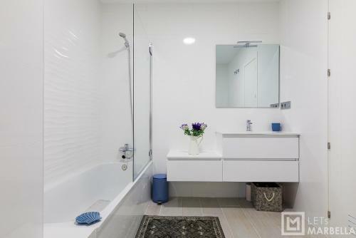 Estepona Sunsets - Modern 3-br Beachside Apartment