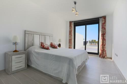 Estepona Sunsets - Modern 3-br Beachside Apartment
