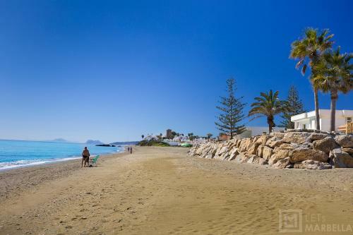 Estepona Sunsets - Modern 3-br Beachside Apartment