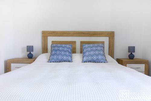 Estepona Sunsets - Modern 3-br Beachside Apartment