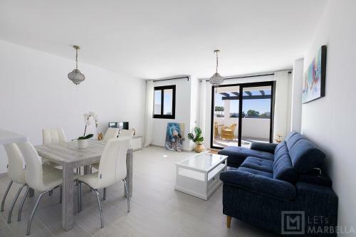 Estepona Sunsets - Modern 3-br Beachside Apartment
