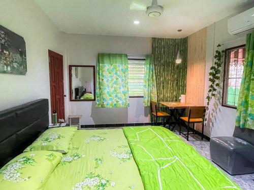 Hostal Studio House Near Tesco & Beach