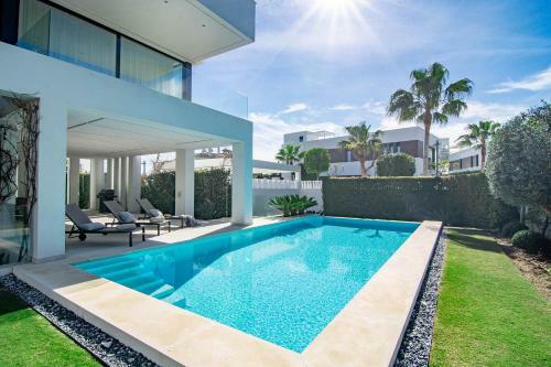 2021 Built Extravagant Villa In Luxurious Mirabella Hills