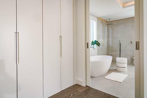 2021 Built Extravagant Villa In Luxurious Mirabella Hills