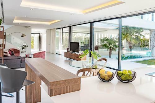 2021 Built Extravagant Villa In Luxurious Mirabella Hills