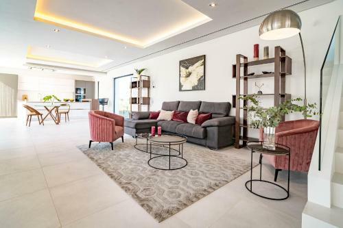 2021 Built Extravagant Villa In Luxurious Mirabella Hills