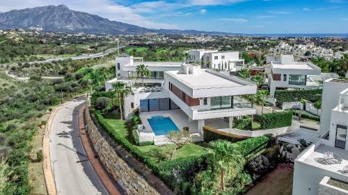 2021 Built Extravagant Villa In Luxurious Mirabella Hills