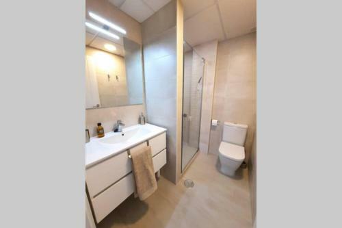 Palms Beach - Brand New Luxury Beachside Apartment