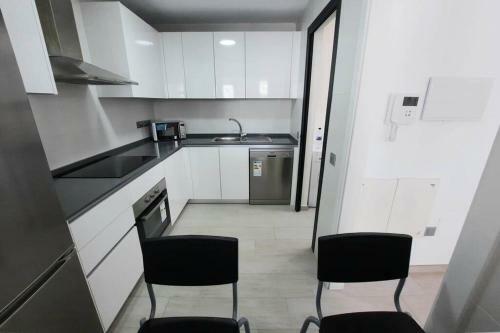 Palms Beach - Brand New Luxury Beachside Apartment