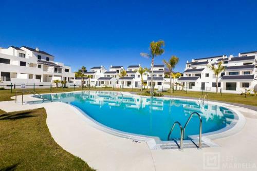 Palms Beach - Brand New Luxury Beachside Apartment