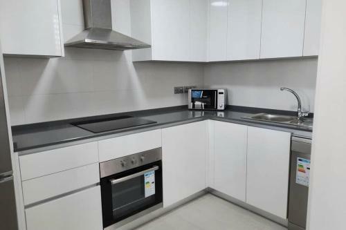 Palms Beach - Brand New Luxury Beachside Apartment