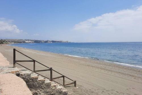 Palms Beach - Brand New Luxury Beachside Apartment