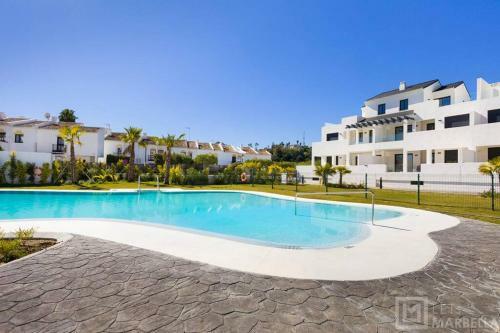 Palms Beach - Brand New Luxury Beachside Apartment
