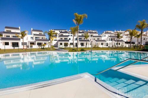 Palms Beach - Brand New Luxury Beachside Apartment