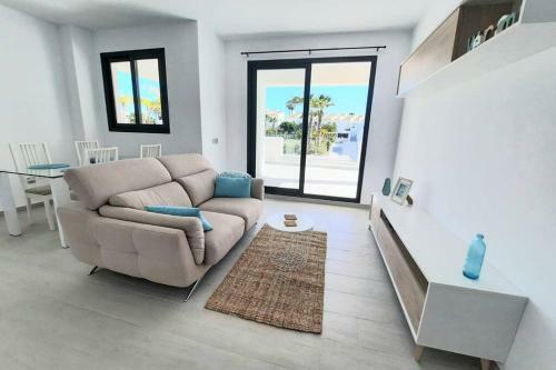Palms Beach - Brand New Luxury Beachside Apartment