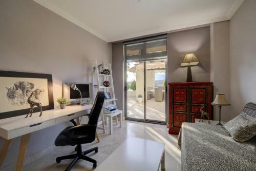 Acosta- Incredible Designer's Terraced Flat
