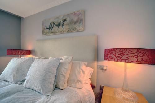 Acosta- Incredible Designer's Terraced Flat