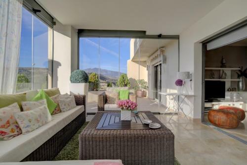 Acosta- Incredible Designer's Terraced Flat
