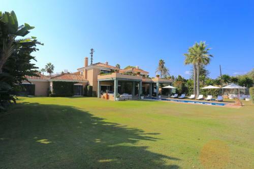 Las Ranas Casasola Beach Villa 15pax