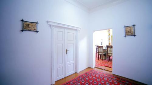 Hostal Qutlug Qadam Guest House