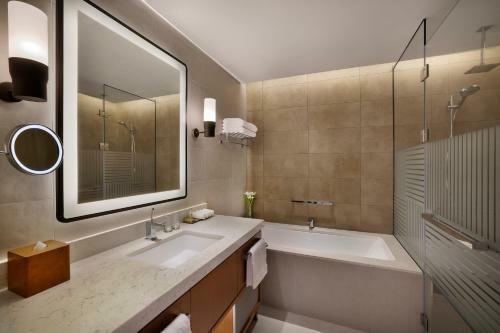 Doubletree By Hilton Sharjah Waterfront Hotel And Residences