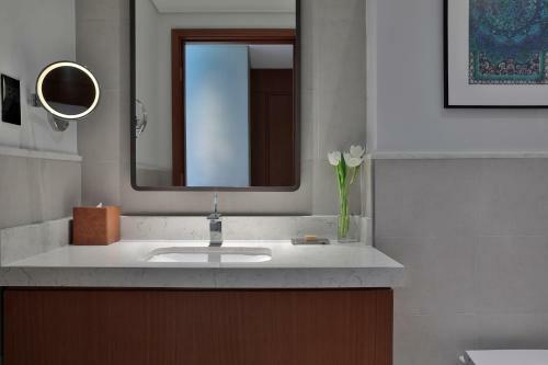 Doubletree By Hilton Sharjah Waterfront Hotel And Residences