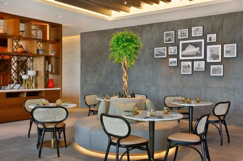 Doubletree By Hilton Sharjah Waterfront Hotel And Residences