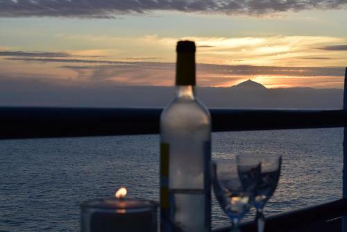 North Cliff Apartment *the Ocean Beneath Your Feet*