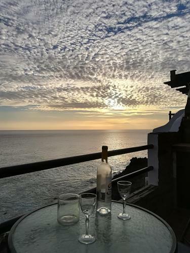 North Cliff Apartment *the Ocean Beneath Your Feet*