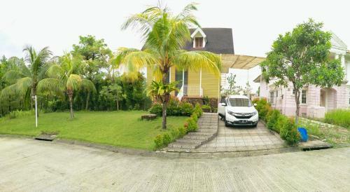 Villa Muslim Yuni Syahla Holiday Home