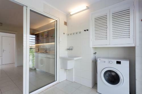 Gava Mar- Castelldefels Beachfront Apartment- Direct Access To The Beach